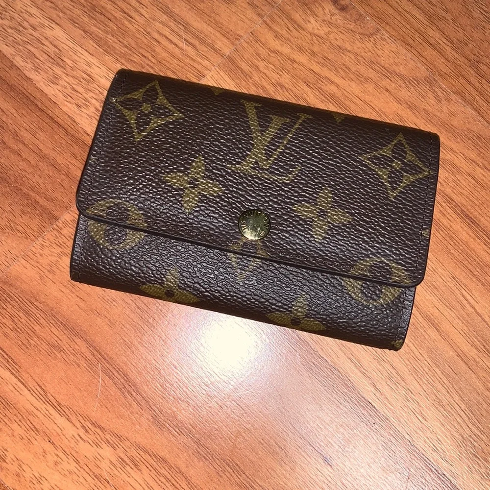 Authentic Louis Vuitton Monogram 6 Key Holder